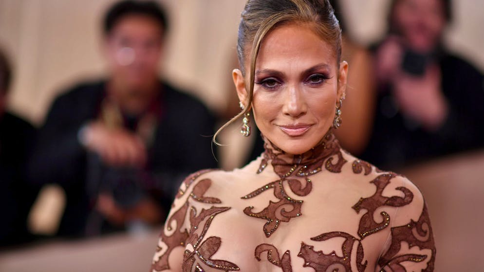 The check at the Golden Globes. Jennifer Lopez completely misses the mark with her outfit
