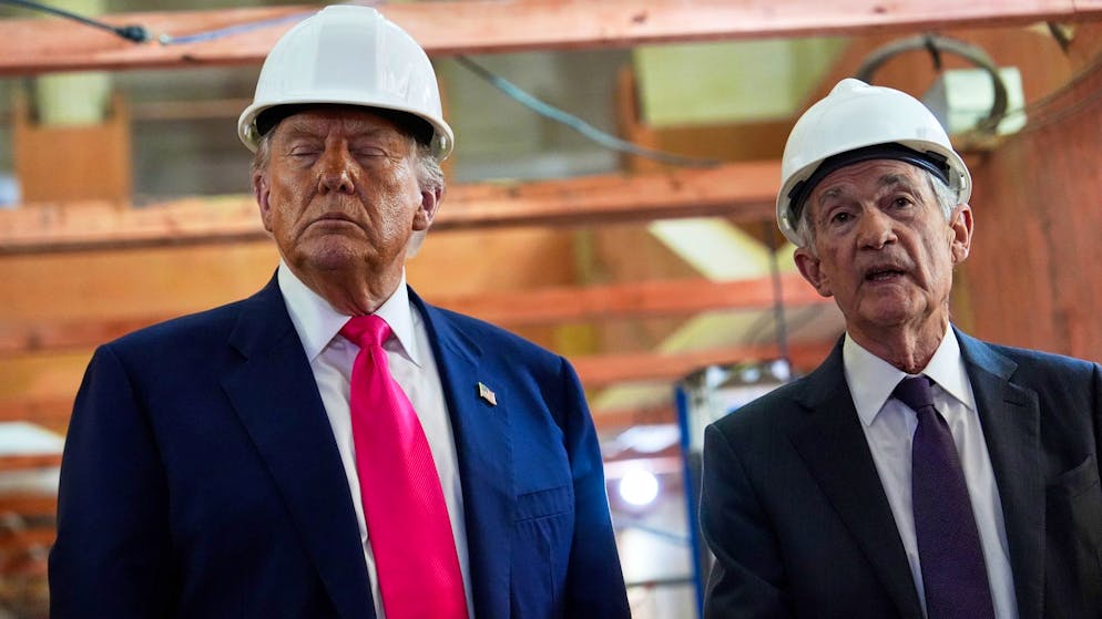 US-Präsident Donald Trump (l.) und der Vorsitzende der US-Notenbank, Jerome Powell, bei einem Rundgang über die Renovierungsbaustelle am Hauptsitz der Zentralbank in Washington im Juli.