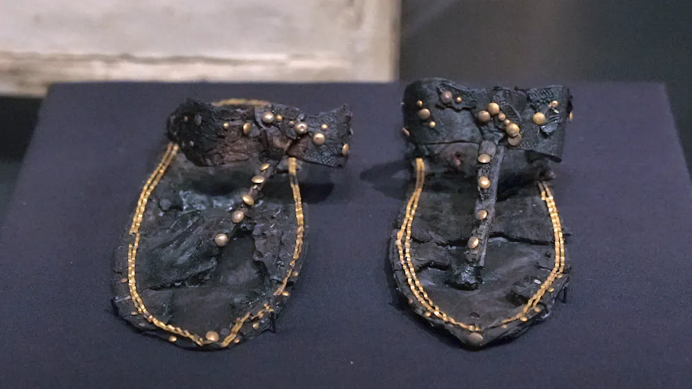 Eines von über 80 Sandalenpaaren aus der Grabkammer Tutanchamuns im Tal der Könige – im Grand Egyptian Museum erstmals öffentlich zu sehen.