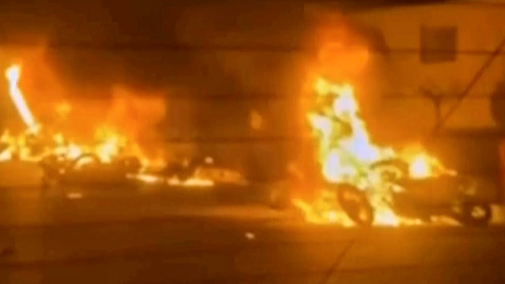 Iran: Kein Ende der Proteste in Sicht – Sorge vor Ausweitung - Gallery. In einem Standbild eines vom iranischen Staatsfernsehen ausgestrahlten Video sind brennende Motorräder und Autos in Teheran zu sehen. (8. Januar 2026)