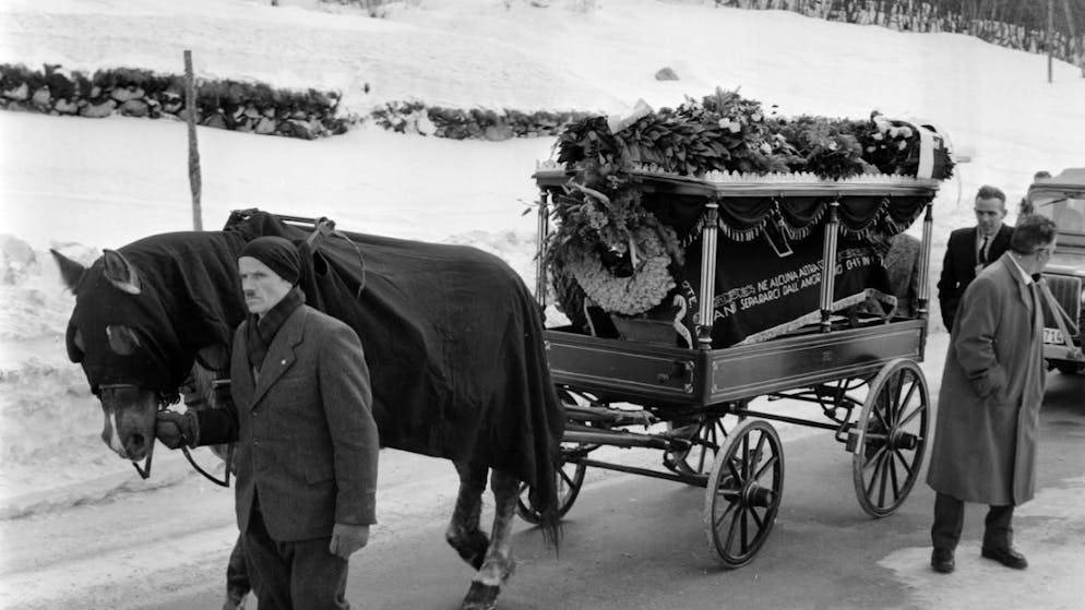 GR: al via un anno di eventi su Alberto Giacometti - Gallery. Il giorno del funerale di Alberto Giacometti, il 15 gennaio 1966. Un cavallo traina il carro funebre dall'atelier dell'artista, dove era stato esposto, alla chiesa di San Giorgio a Stampa.