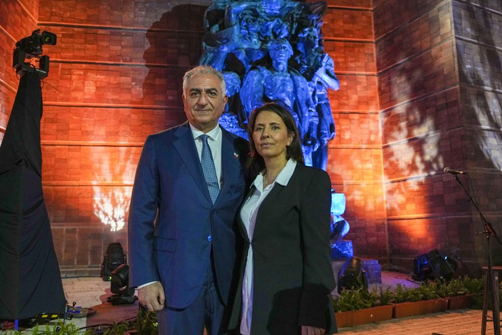 Reza Pahlavi und die israelische Geheimdienstministerin Gila Gamliel in Israel 2023.