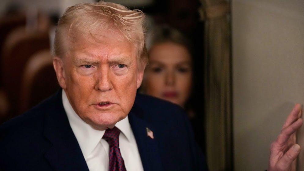 Lässt sich von seinem Gebietsanspruch auf Grönland nicht abbringen: US-Präsident Donald Trump spricht am Sonntagabend (Ortszeit) an Bord der Air Force One mit Journalisten.