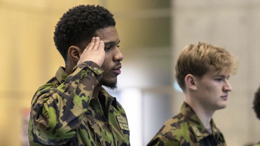 Reclute imparano il saluto militare.