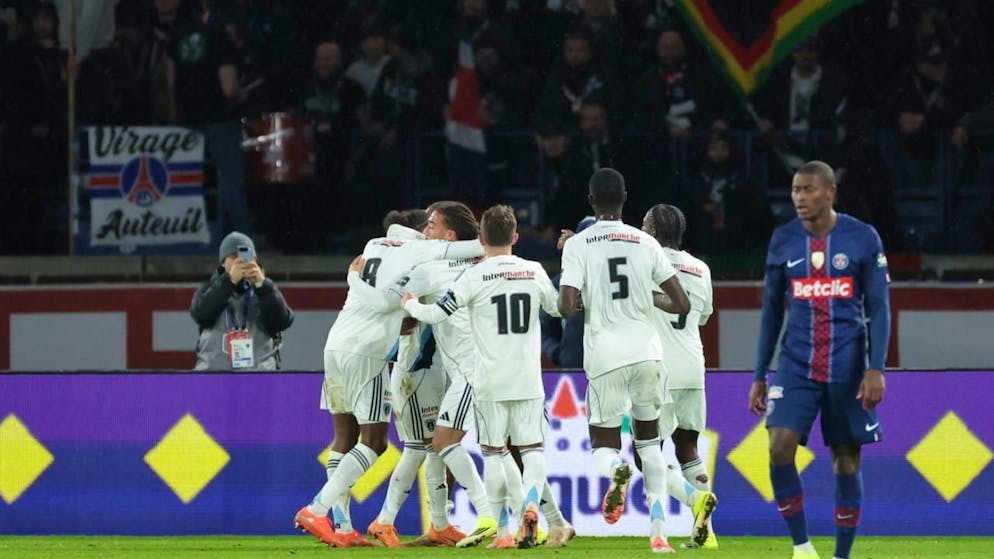 Der Paris FC feiert nach dem Tor von Jonathan Ikoné