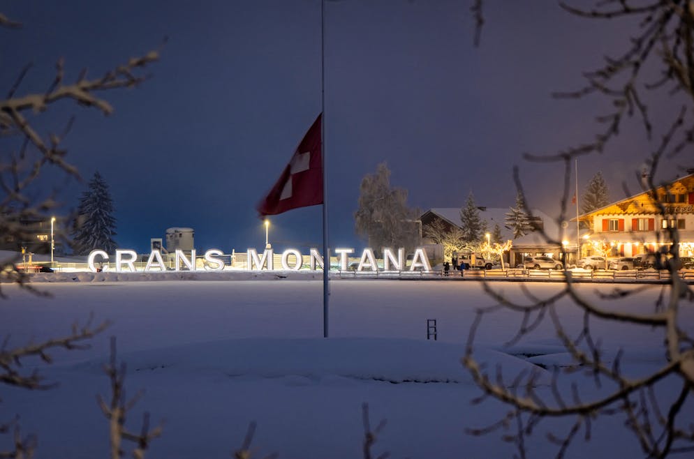 La commune de Crans-Montana ne sera pas partie plaignante dans l'affaire de l'incendie du bar «Le Constellation». Elle a informé le ministère public de sa décision. Elle vise désormais à être «partie à la procédure».