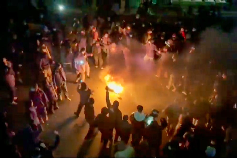 Cette image tirée d'une vidéo diffusée sur les réseaux sociaux montre des manifestants dansant et applaudissant autour d'un feu de joie alors qu'ils descendent dans les rues malgré une répression croissante, alors que la République islamique reste coupée du reste du monde, à Téhéran, en Iran, le vendredi 9 janvier 2026. (UGC via AP)