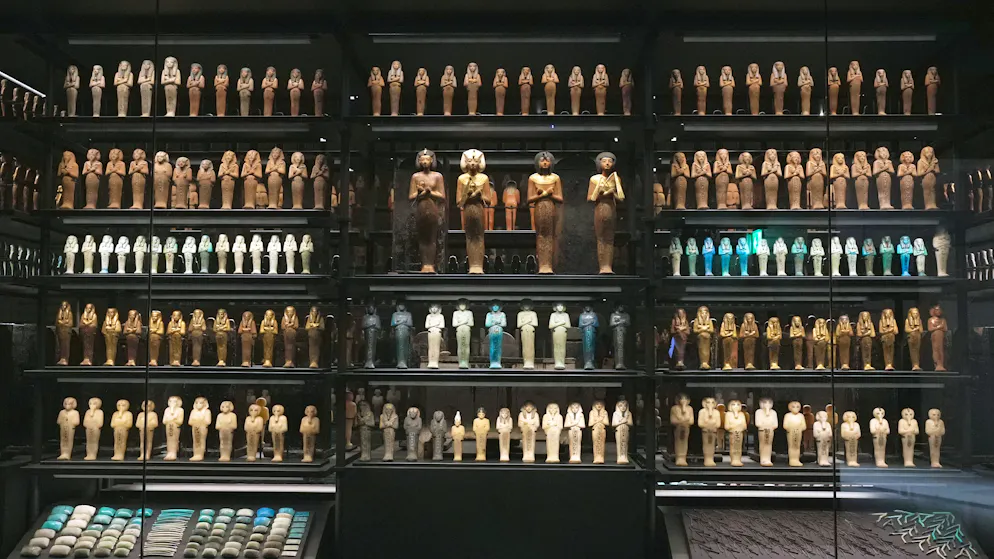 Nur ein Teil der Grabfiguren Tutanchamuns: Insgesamt wurden in seiner Grabkammer 413 Uschebtis gefunden. Sie setzen sich zusammen aus 365 Figuren für jeden Tag des Jahres, 36 Aufsehern pro Woche und 12 weiteren monatlichen Vorarbeitern.