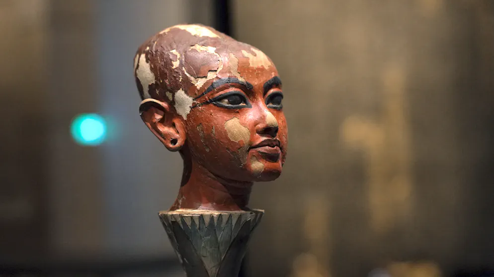 Der Kopf des Nefertem (Tutanchamun) symbolisiert in der ägyptischen Mythologie die Wiedergeburt und das Erwachen des Lebens aus der Urwasser-Lotusblüte.