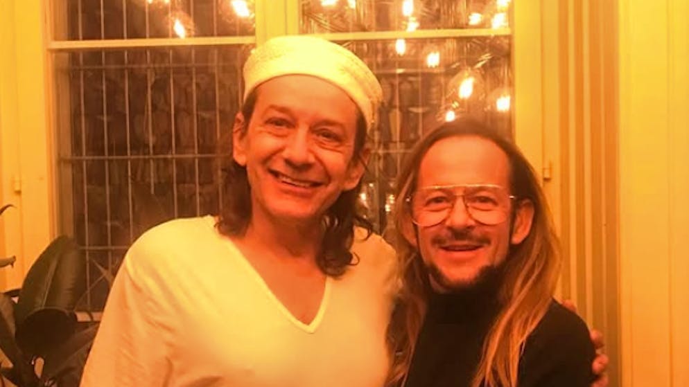 In der Bar Daniel H. waren schon immer alle Menschen willkommen. Das Bild zeigt Gastgeber Daniel Hofstetter (links) zusammen mit Sänger Michael von der Heide.