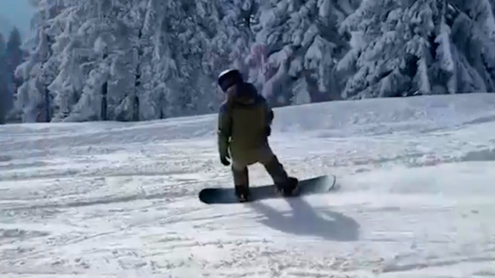 Schreckmoment im Video. Hier stürzt Ski-Ass Marcel Hirscher mit dem Snowboard