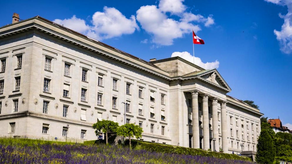 Pour le Tribunal fédéral, la justice genevoise ne peut pas réintégrer purement et simplement un cadre supérieur qui a tenu des propos sexistes et désobligeants à l'égard de ses collaborateurs. (archives)