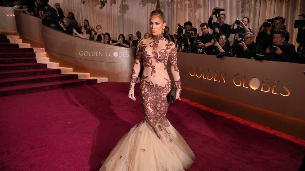 Tapis rouge des Golden Globes. Cole Walliser assure que Jennifer Lopez n'a pas été « impolie »