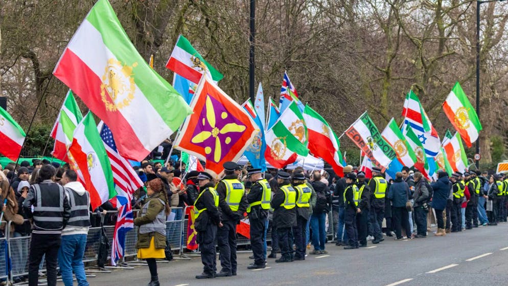 Regimekritische Demonstranten demonstrieren vor der iranischen Botschaft in London.