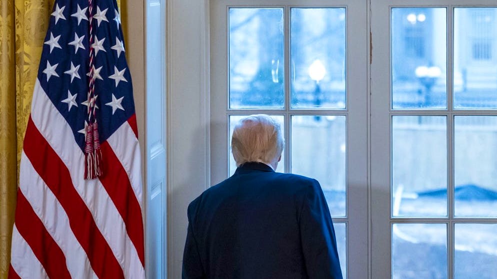 Donald Trump trifft sich am 9. Januar im Weissen Haus mit Vertretern der Öl- und Gasindustrie. Zwischendurch nimmt er sich die Zeit, um aus dem Fenster auf den entstehenden Ballsaal zu gucken.