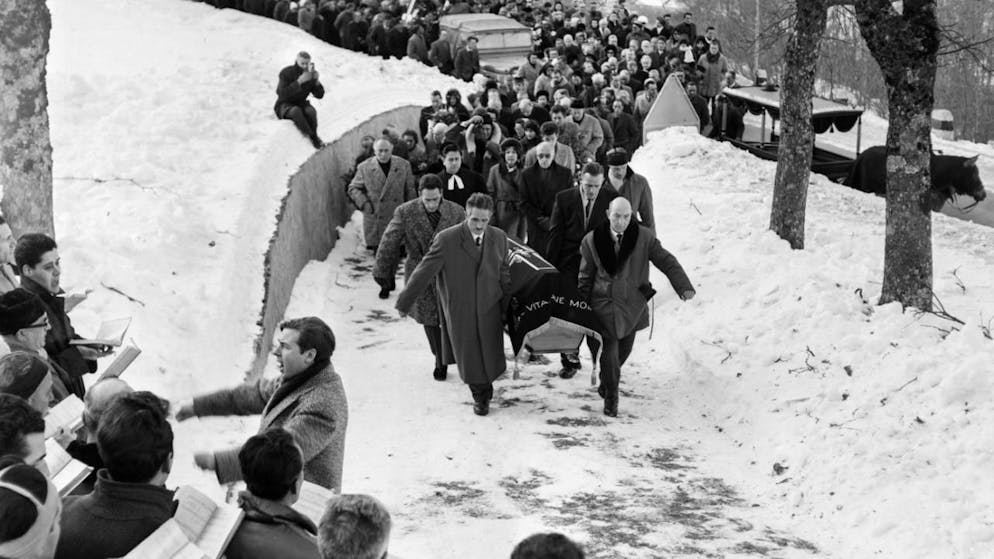 GR: al via un anno di eventi su Alberto Giacometti - Gallery. I partecipanti al funerale di Alberto Giacometti seguono la bara trasportata da quattro persone fino alla chiesa di San Giorgio. Un coro intona un canto.
