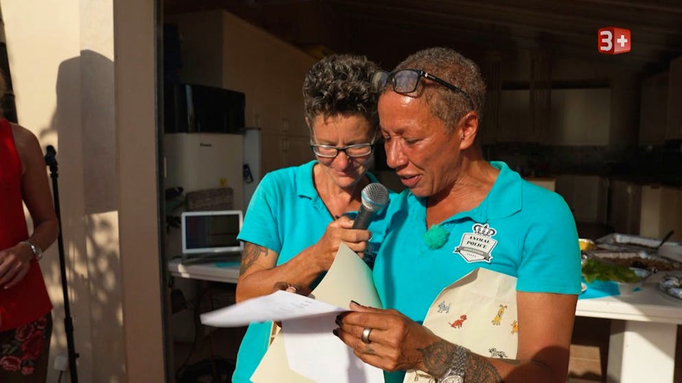 «Adieu Heimat» 2026: Die erste Folge. Um neue Spendengelder zu sammeln lanciert Farah ein Fest. 