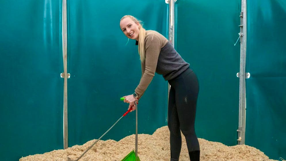Kiki Rogerson rückt beim CHI Basel den Dressursport ins Rampenlicht - Gallery. Auch die Stallarbeit gehört dazu