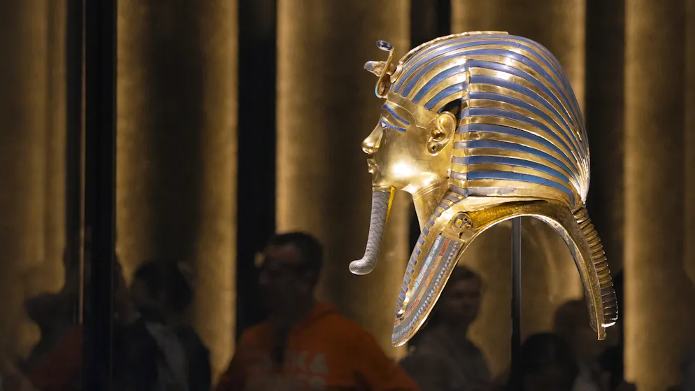 Die Goldmaske des Tutanchamun gilt als das bekannteste archäologische Fundstück aus dem alten Ägypten. Sie wiegt über 10 Kilogramm und besteht aus zwei Schichten hochkarätigem Gold.