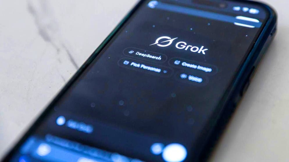 X has come under increasing criticism in recent days. Until now, users have been able to ask the AI chatbot Grok to generate revealing images of people - including children. (symbolic image)