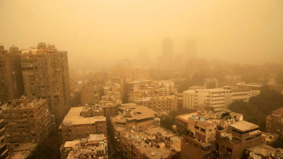 Dirottato un volo Swiss. Tempesta di sabbia al Cairo, parzialmente interrotto il traffico aereo