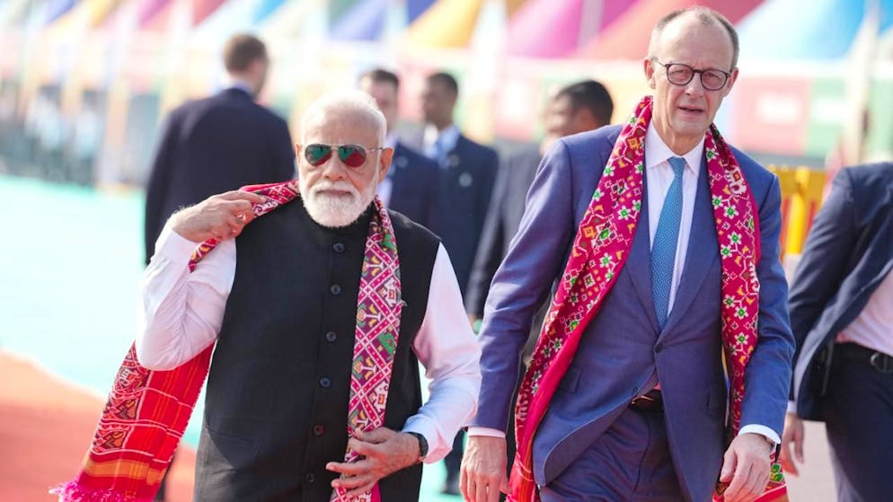 Narendra Modi (l), Premierminister von Indien, und Bundeskanzler Friedrich Merz (CDU) besuchen ein Drachenfestival. Es ist die erste größere Asien-Reise des Kanzlers seit seinem Amtsantritt im Mai. Foto: Kay Nietfeld/dpa
