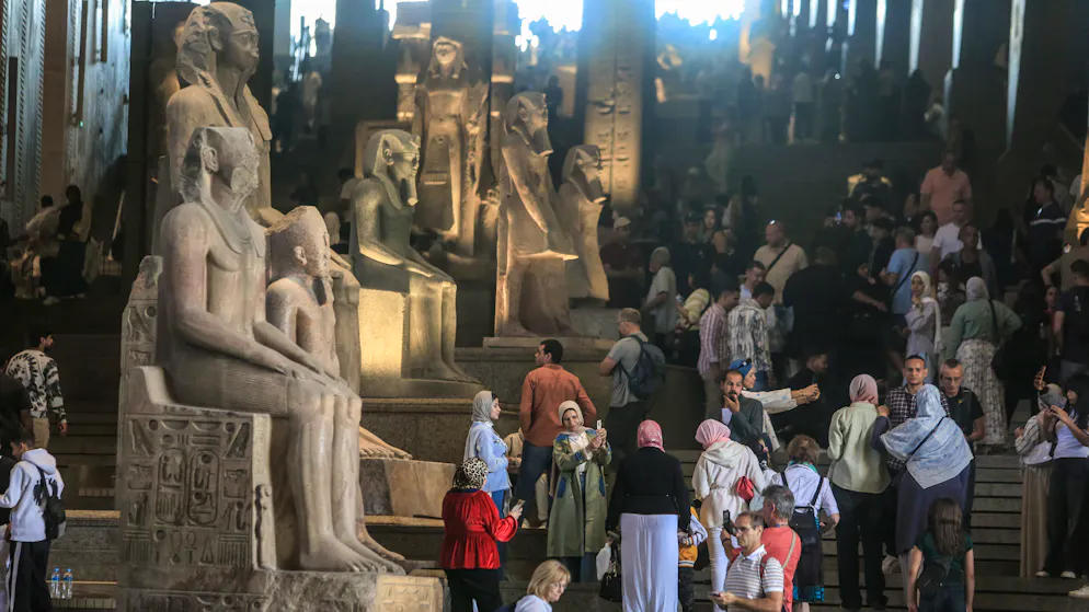 Die monumentale Treppe im GEM ist selbst Ausstellungsraum: Kolossale Statuen sind entlang der Stufen thematisch angeordnet und erzählen von Macht, Göttern und Königen des Alten Ägyptens.