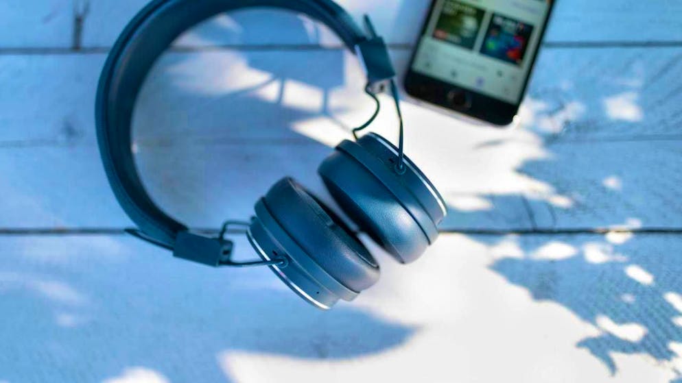 Listening to music can alleviate Parkinson's symptoms. (symbolic image)