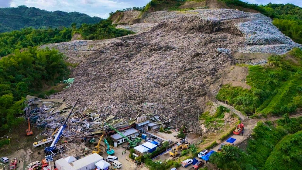 dpatopbilder - The search and rescue operations for missing workers in the collapsed waste disposal plant in Binaliw, Cebu City, continue. Photo: Jacqueline Hernandez/AP/dpa