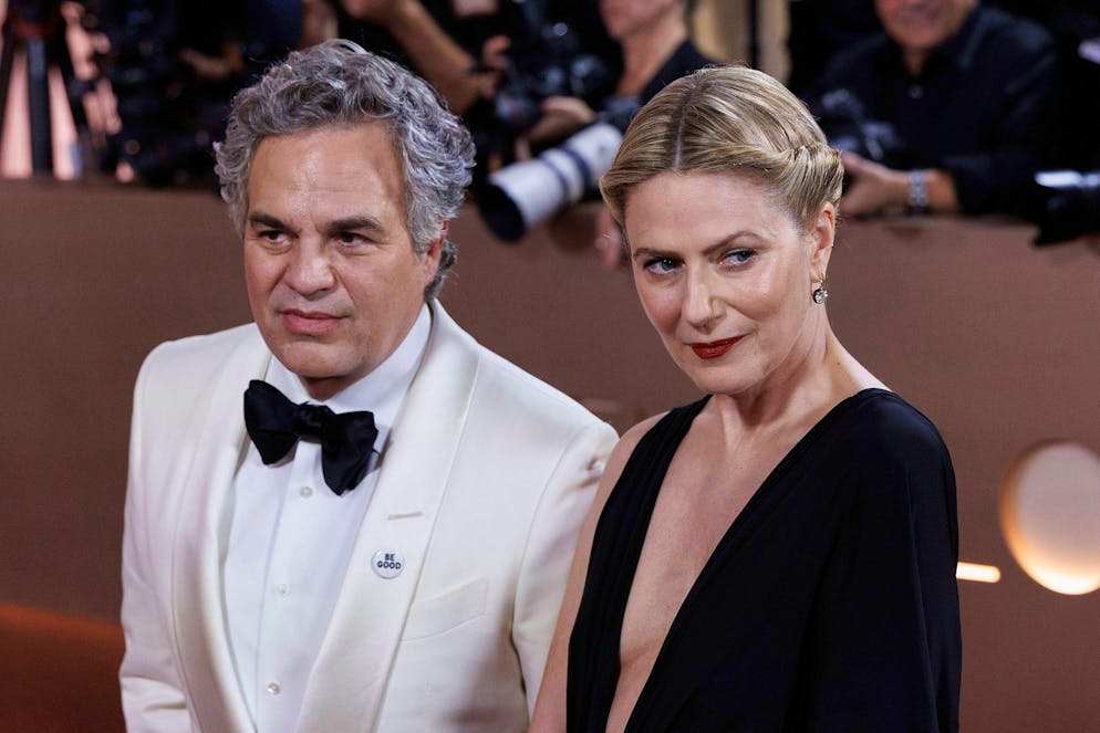Mark Ruffalo und Sunrise Coigney auf dem Red Carpet. Er trug dabei seinen «Be Good»-Button. 