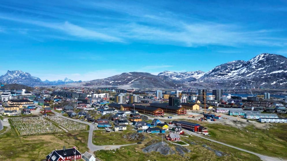 ARCHIV - Eine Ansicht von Häusern in Nuuk. Grönland ist Teil des Königreichs Dänemark und damit auch der Nato. US-Präsident Trump und dessen Regierung hatten in den vergangenen Tagen immer wieder bekräftigt, Grönland übernehmen zu wollen. Die Regierung in Washington schloss einen militärischen Einsatz für diesen Zweck nicht aus, Trump begründet das mit Sicherheitsinteressen und einer mutmaßlichen Bedrohung durch China und Russland in der Region. Foto: Kwiyeon Ha/AP/dpa