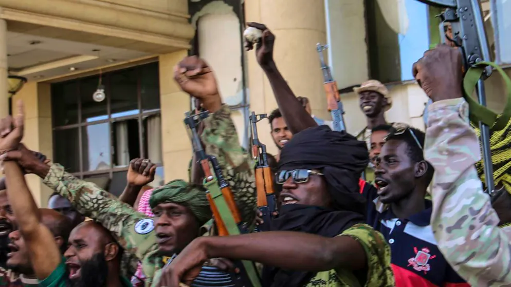 ARCHIV - Soldaten der sudanesischen Armee feiern nach der Übernahme des Präsidentenpalastes. Foto: Str/AP/dpa