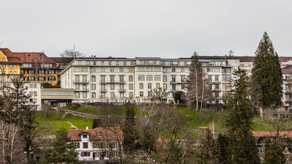 Alle Patienten mit Folgeschäden. Implantate zerbröseln im Körper – jetzt steht Berner Starchirurg vor Gericht