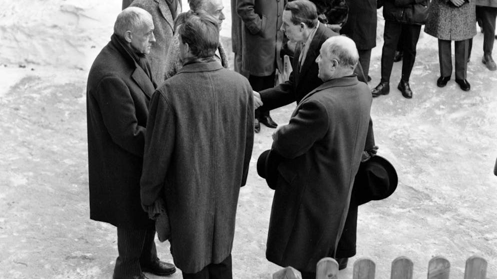 GR: al via un anno di eventi su Alberto Giacometti - Gallery. Il Consigliere federale Hans-Peter Tschudi, al centro, porge le condoglianze al fratello di Alberto Giacometti, Diego Giacometti, a sinistra.