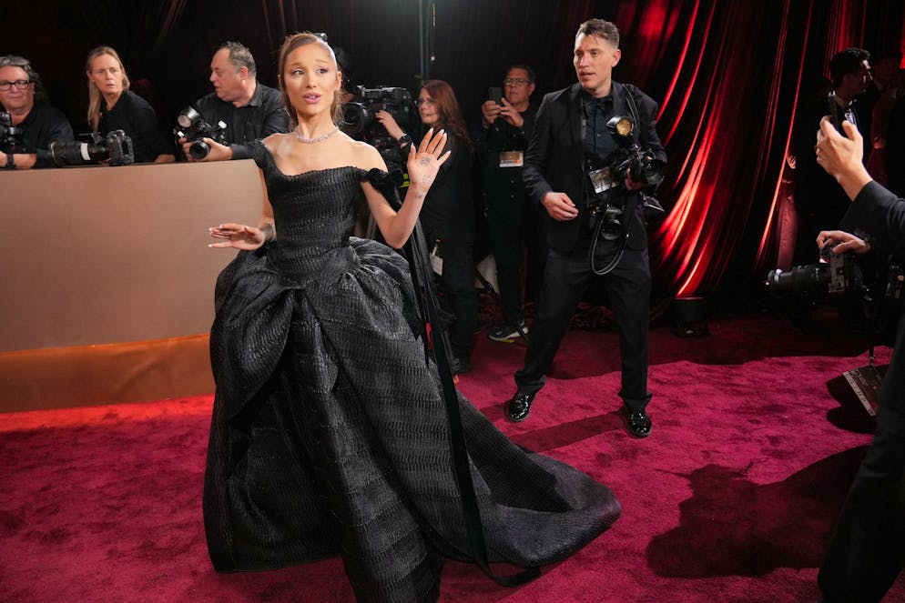 Ariana Grande erschien auf dem roten Teppich in einem Bustierkleid mit raffiniertem Volumenspiel.