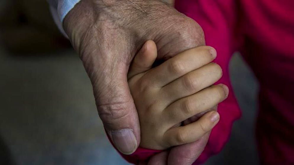 Prosegue l'inchiesta. Chat, immagini e materiale pedopornografico nel telefono dell'ex agente