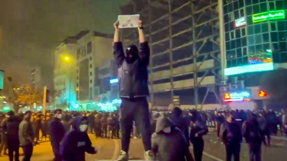 Iran: No end to protests in sight - concern about expansion - Gallery. A masked protester holds up a picture of former Iranian Crown Prince Reza Pahlavi during a demonstration in Tehran. (January 9, 2026)