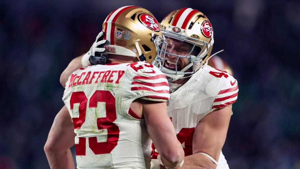 Christian McCaffrey (links) lässt sich nach seinen zwei Touchdowns feiern