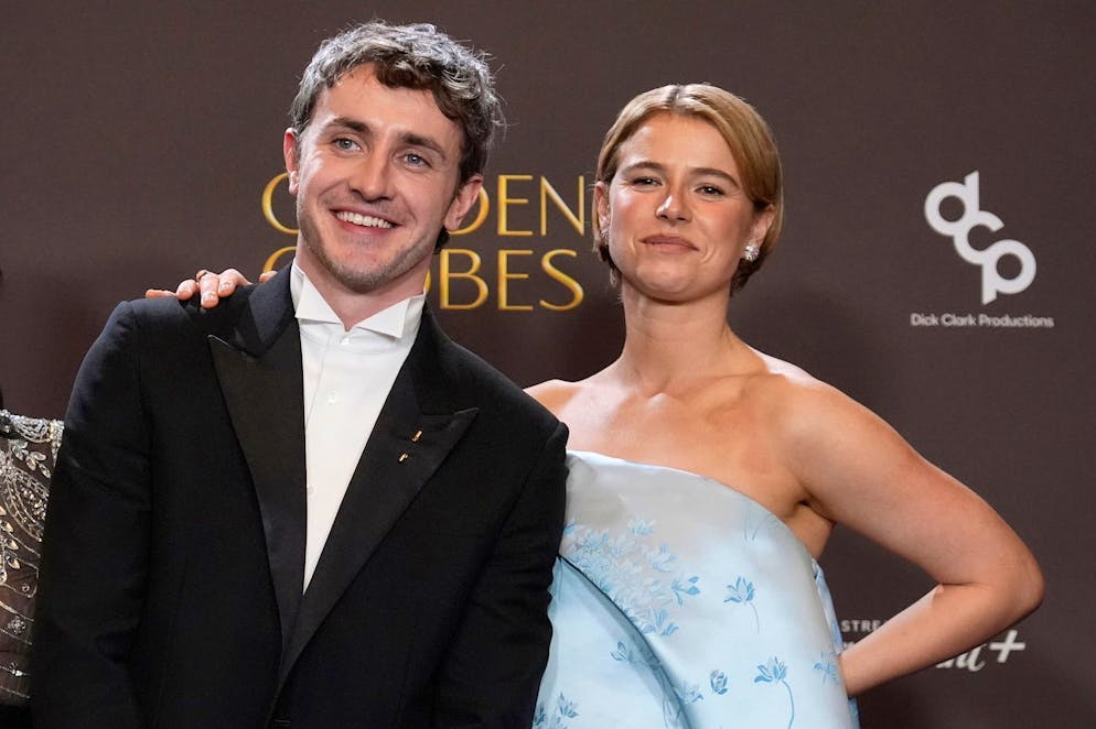Paul Mescal, à gauche, et Jessie Buckley posent dans la salle de presse après que « Hamnet » ait remporté le prix du meilleur film dramatique lors de la 83e cérémonie des Golden Globes, le dimanche 11 janvier 2026, au Beverly Hilton à Beverly Hills, en Californie. (AP Photo/Chris Pizzello)