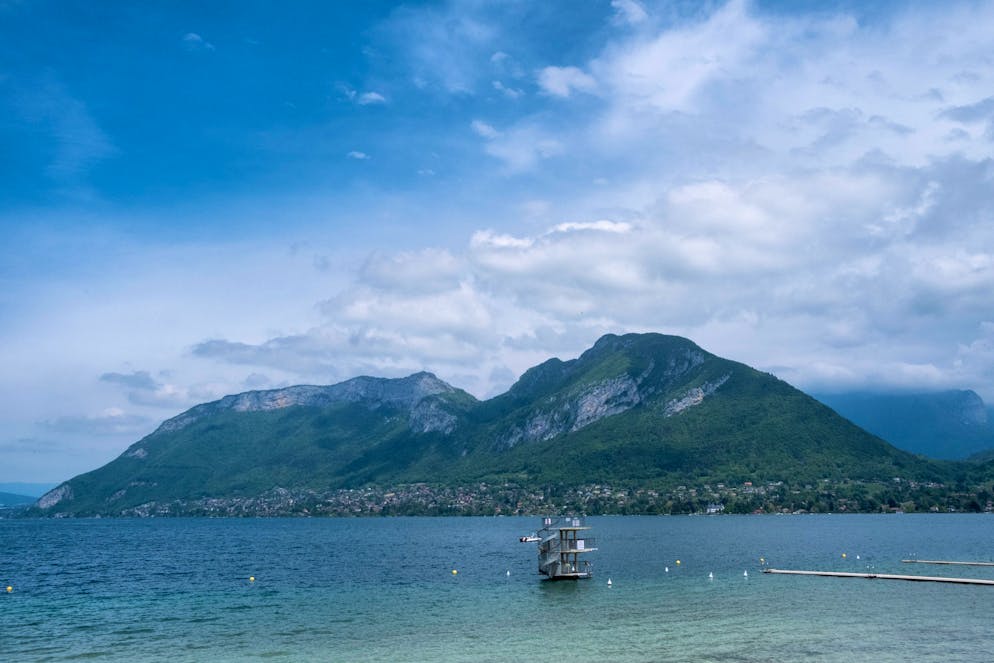 Des prélèvements réalisés dans le lac d’Annecy (Haute-Savoie) ont révélé une importante pollution aux microplastiques de pneus de voiture, avec des risques sévères pour la santé, a dénoncé lundi l'association France Nature Environnement en conférence de presse. (Photo d'archives)
