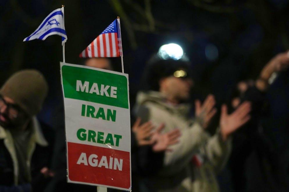 Dei manifestanti si sono riuniti anche davanti all'ambasciata iraniana a Londra.