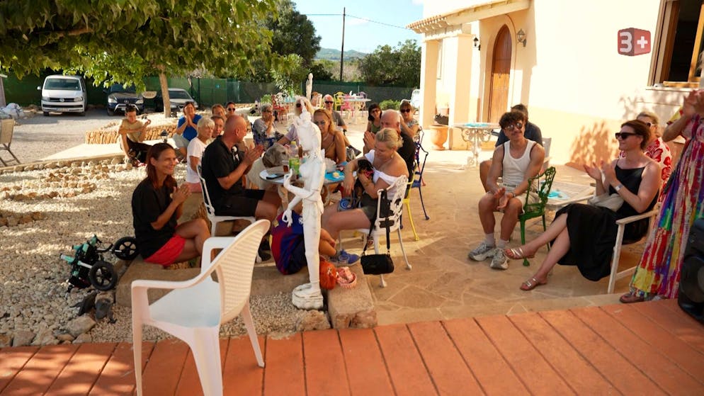 «Adieu Heimat» 2026: Die erste Folge. Farahs Spendenparty gelingt.