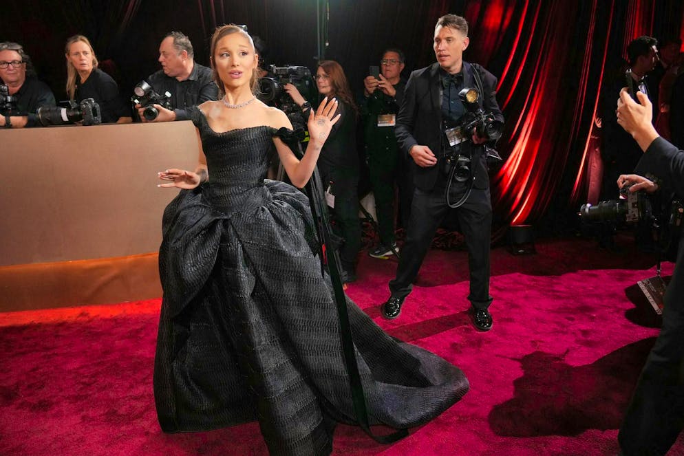 Ariana Grande appeared on the red carpet in a bustier dress with a sophisticated play of volume.