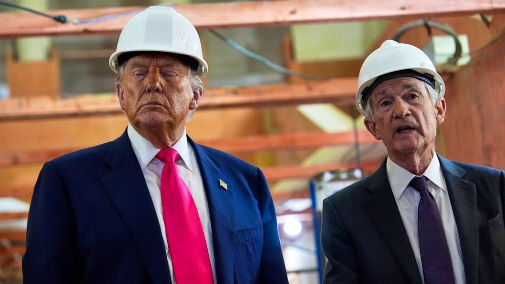 US-Präsident Donald Trump (l.) und der Vorsitzende der US-Notenbank, Jerome Powell, bei einem Rundgang über die Renovierungsbaustelle am Hauptsitz der Zentralbank in Washington im Juli.