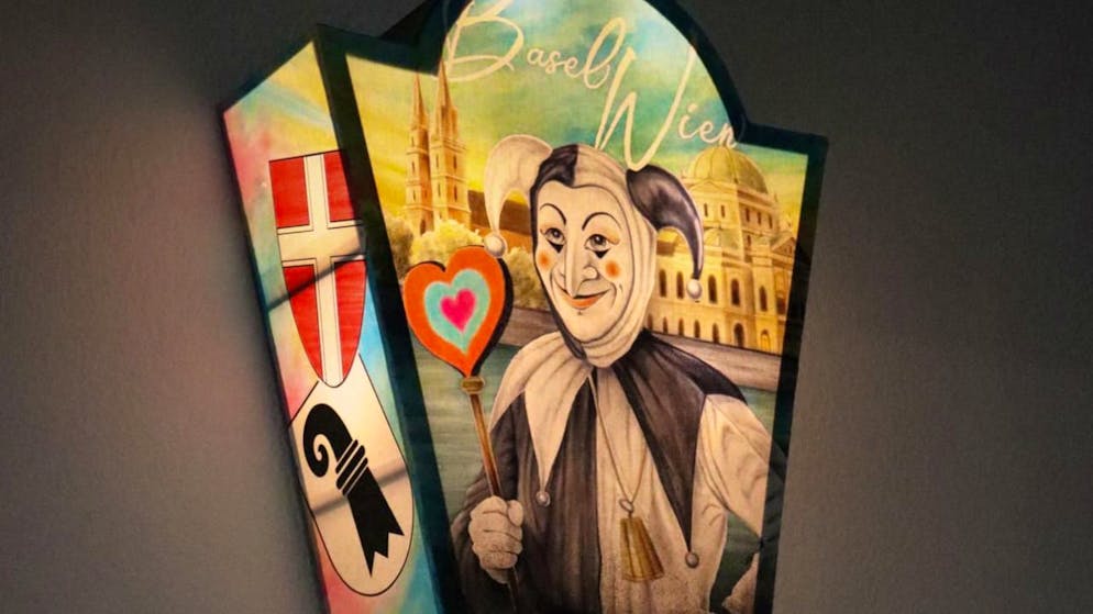 Basel überreicht dem neuen ESC-Gastgeber Wien eine Fasnachtslaterne mit Wahrzeichen aus beiden Städten.