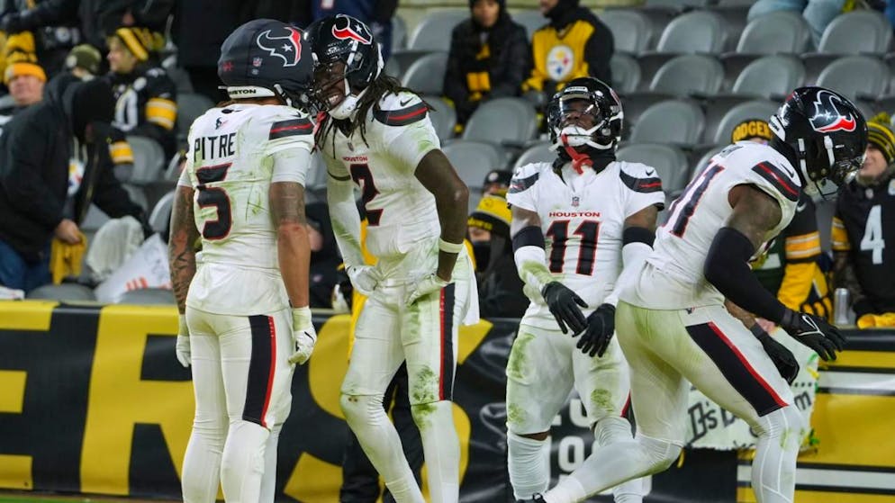 Die Houston Texans bejubeln den ersten Playoff-Auswärtssieg ihrer Vereinsgeschichte