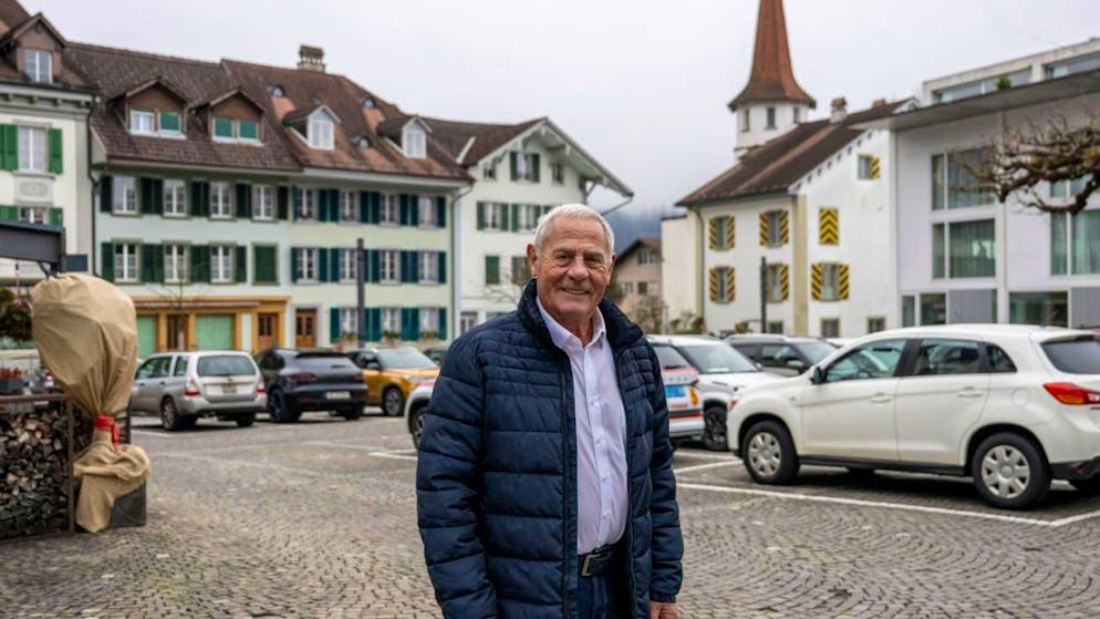 «Band of Brothers» wirkt nur wenig nach im Berner Oberland - Gallery. Simon Margot war Lehrer und Gemeindepräsident von Unterseen als im Jahr 2000 dort Szenen für das Kriegsdrama "Band of Brothers" gedreht wurden. Von dem damaligen Trubel ist nicht geblieben: die Bäume, unter denen die Einheit im Film ihre Fahrzeuge parkierte, sind einem Parkplatz gewichen.