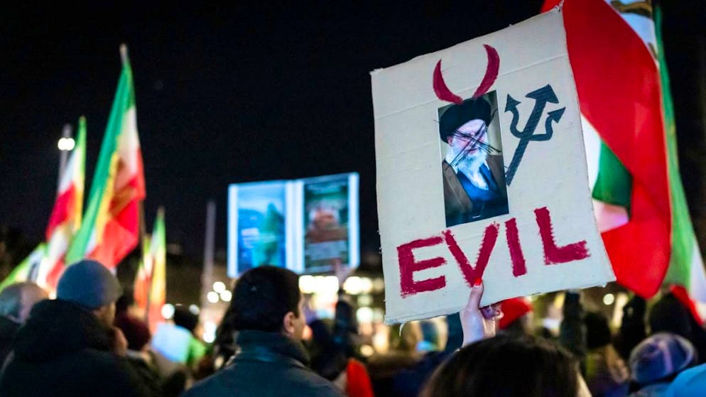 Des centaines de personnes ont manifesté pacifiquement mardi à Zurich contre le régime iranien.