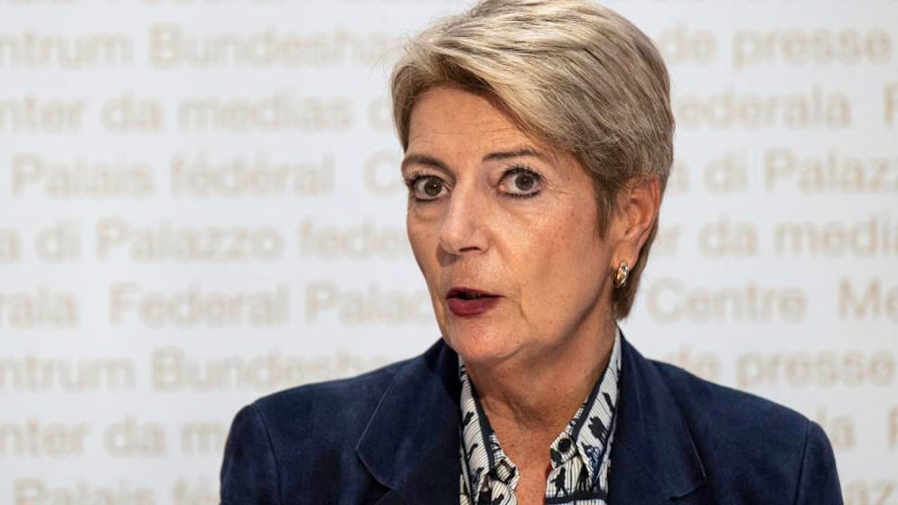 Finanzministerin Karin Keller-Sutter will die Bargeldversorgung in der Verfassung verankern. Statt der Bargeld-Initiative plädiert sie aber für einen alternativen Text.