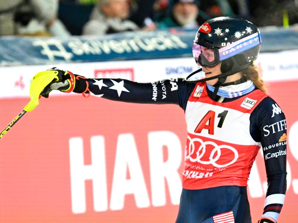 Mikaela Shiffrin domina anche lo slalom notturno di Flachau, in Austria.